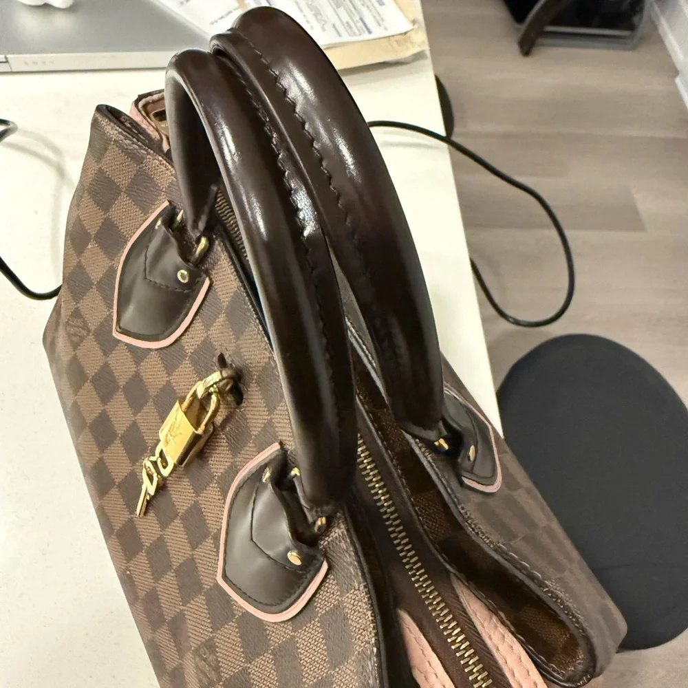 Elegant Brown and Pink Checkered Handbag - Picture 8 of 10